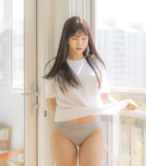 美女在床上打扑克