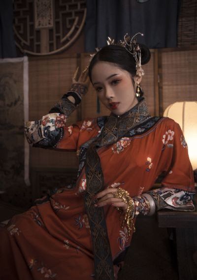 女大学生特殊的精油按摩